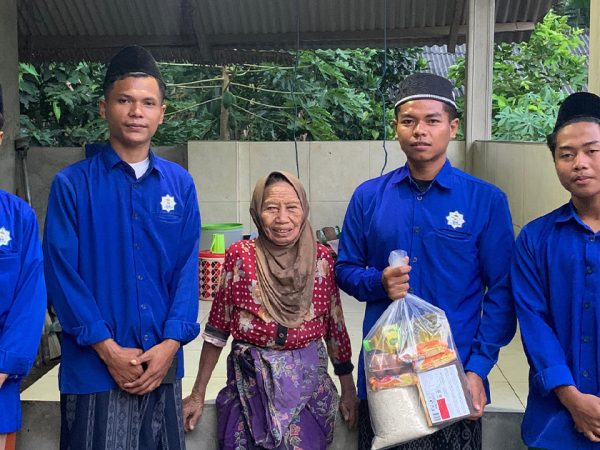 Remaja Masjid As-Shaulatiyah Salurkan Sembako untuk Lansia