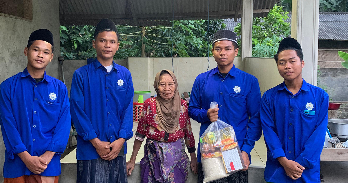 Remaja Masjid As-Shaulatiyah Salurkan Sembako untuk Lansia